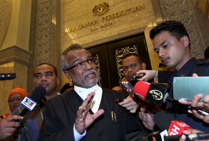 Prosecutionu00e2u20acu2122s lead counsel Tan Sri Shafee Abdullah answers reportersu00e2u20acu2122 questions after coming out of the Federal Court at the Palace of Justice, Putrajaya, October 29, 2014. u00e2u20acu201d Picture by Yusof Mat Isa