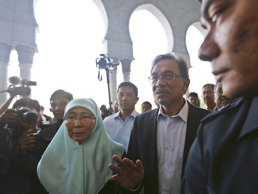 Datuk Seri Anwar Ibrahim and his wife Datuk Seri Dr Wan Azizah Wan Ismail arrive at the Palace of Justice for his final appeal against a conviction for sodomy, in Putrajaya October 28, 2014. — Reuters pic