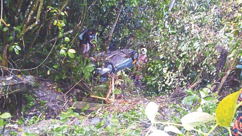 Rescuers at the 20m-ravine where Thiyagarajanu00e2u20acu2122s body was found pinned under the car. u00e2u20acu2022 Malay Mail pic 