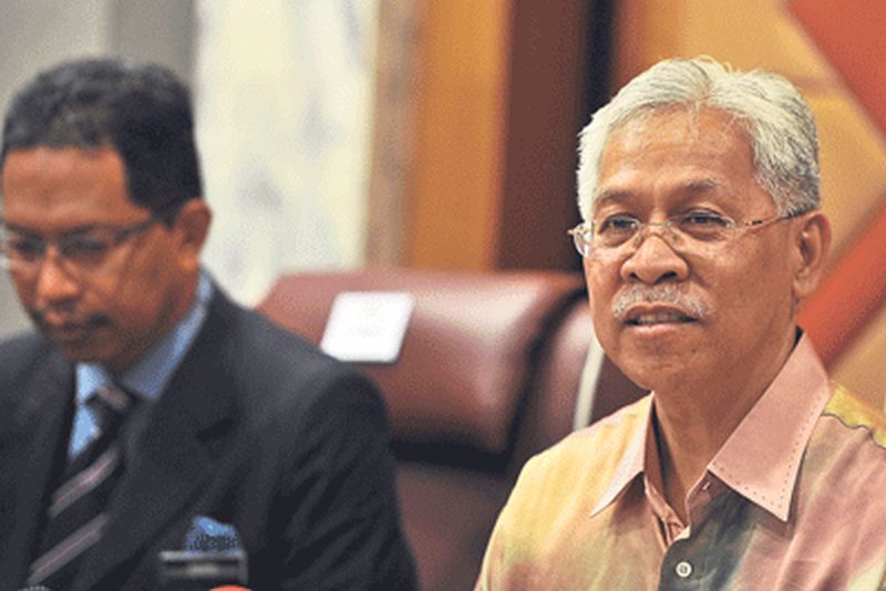 Education Minister II Datuk Seri Idris Jusoh (right) says EMGS will keep an eye on language centres following claims they were linked to human trafficking syndicates. u00e2u20acu201d  Picture by Azinuddin Ghazali