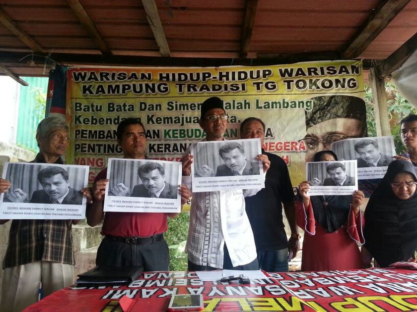 Muhammad Salleh (centre, in white) along with four other NGOs voicing their support for the embattled PAS councillor Iszuree. u00e2u20acu201d Picture by Opalyn Mok