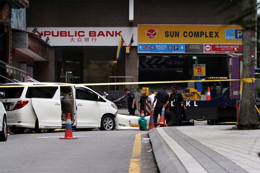 DBKL officers investigate the scene of a grenade explosion outside Sun Complex near Jalan Bukit Bintang in Kuala Lumpur, October 9, 2014. u00e2u20acu201d Picture by Yusof Mat Isa