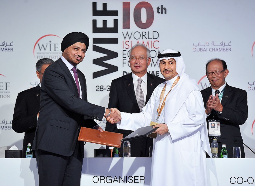 Prime Minister Datuk Seri Najib Tun Razak (centre) witnessing MoU exchange between SC chairman Datuk Ranjit Ajit Singh (left) and CEO of the UAE Securities Exchange and Commodities Authority (SCA) in Dubai, UAE, October 28, 2014. u00e2u20acu201d Bernama pic