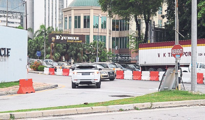 A confused road-user turns the wrong way into oncoming traffic outside the Armada Hotel. u00e2u20acu201d Picture by Ahmad Zamzahuri