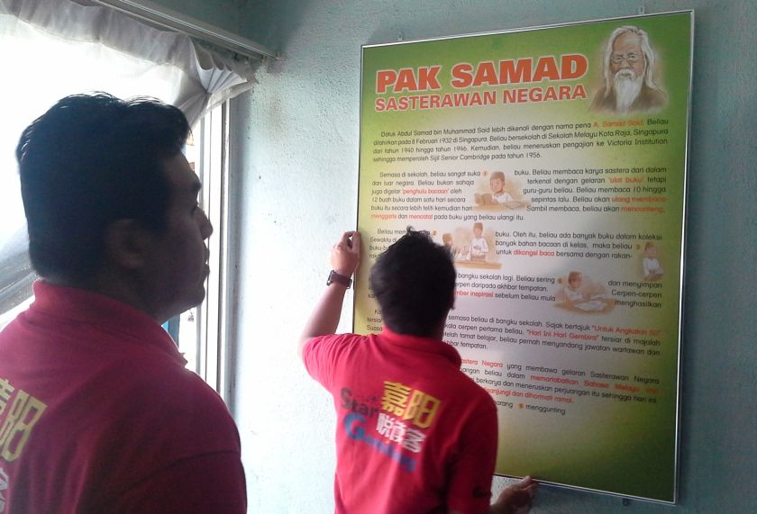 Poster khas Pak Samad dipasang di Rumah Kavyan. — Gambar oleh Uthaya Sankar 