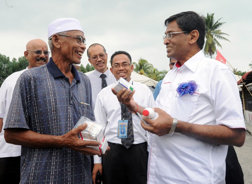 Health Minister Datuk Seri Dr S. Subramaniam (right) looking at hypertension medicines given to resident Abdullah Che Mat, 69, (left) in Pengkalang Kubor, September 23, 2014. u00e2u20acu201d Bernama pic