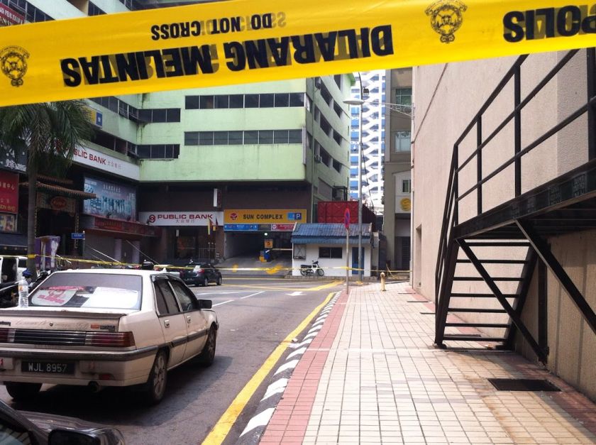 Onlookers stand behind a police cordon near the scene of a grenade explosion outside Sun Complex near Jalan Bukit Bintang in Kuala Lumpur, October 9, 2014. u00e2u20acu201d Picture by Boo Su-Lyn