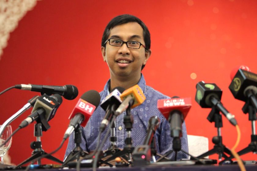 Syed Azmi Alhabshi speaks at a press conference today at Kelab Gold Seri Selangor, October 25, 2014. u00e2u20acu201d Picture by Choo Choy May
