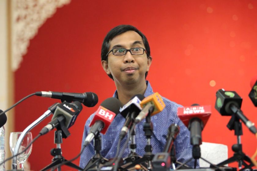 Syed Azmi Alhabshi speaks at a press conference today at Kelab Gold Seri Selangor, October 25, 2014. u00e2u20acu201d Picture by Choo Choy May