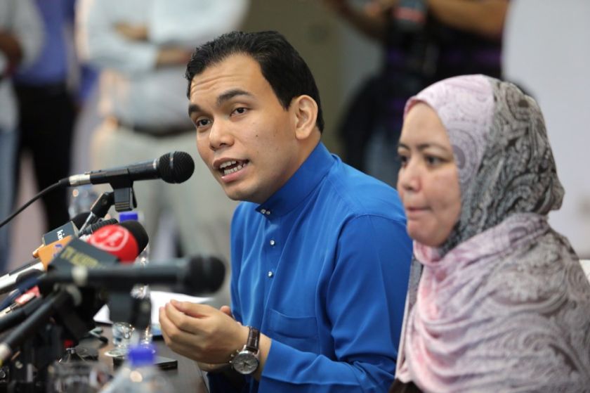 Syahredzan Johan and Norhayati Ismail at the press conference where Syed Azmi Alhabshi apologised for discomfort caused by the 'Touch-a-Dog' event, October 25, 2014. u00e2u20acu201d Picture by Choo Choy May