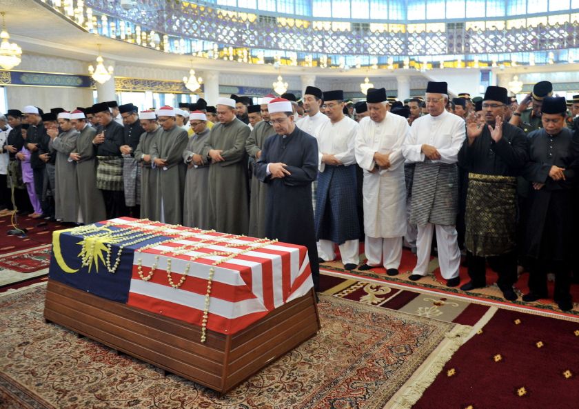 Datuk Seri Najib Tun Razak (3rd right) paying his last respects to the late mother of Datuk Seri Hishammuddin Tun Hussein (5th right), Allahyarhamah Tun Suhailah Mohamad Noah, who was buried at the Heroesu00e2u20acu2122 Mausoleum at the National Mosque, Kuala Lumpur,