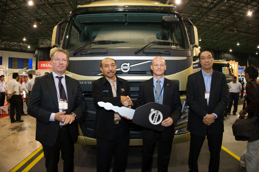 nVolvo Malaysia managing director Mats Nilsson (second right) handing the key to Wan Mohd Zain Mohd Ismail, CEO of Felda Transport. u00e2u20acu201d Picture courtesy of Volvo