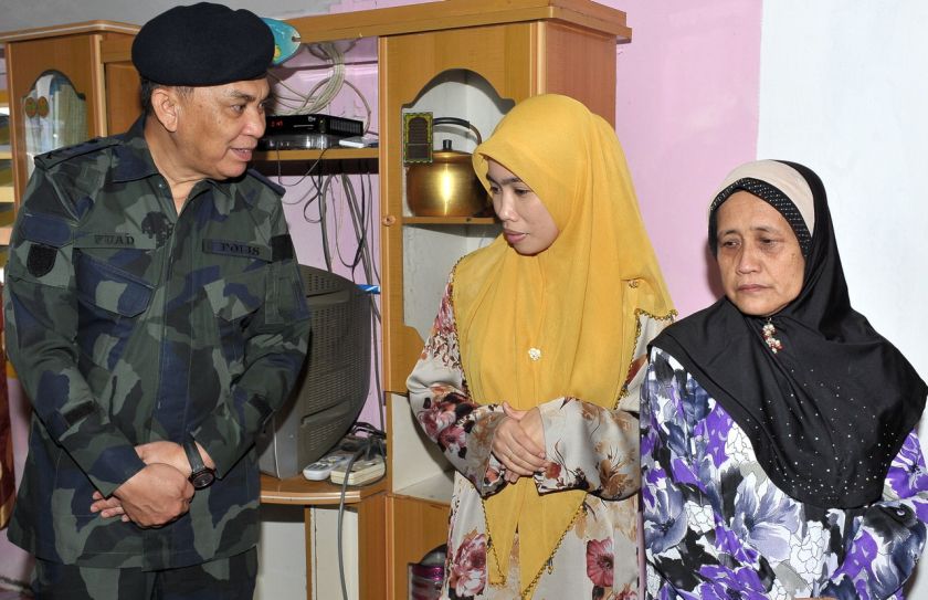 DCP Datuk Muhammad Fuad Abu Zarim (left) is seen talking to Sharifah Erna Berson (centre), wife of marine police constable Zakia Aliep. Zakiau00e2u20acu2122s mother Juna Gumbur is seen on the right. u00e2u20acu201d Bernama pic