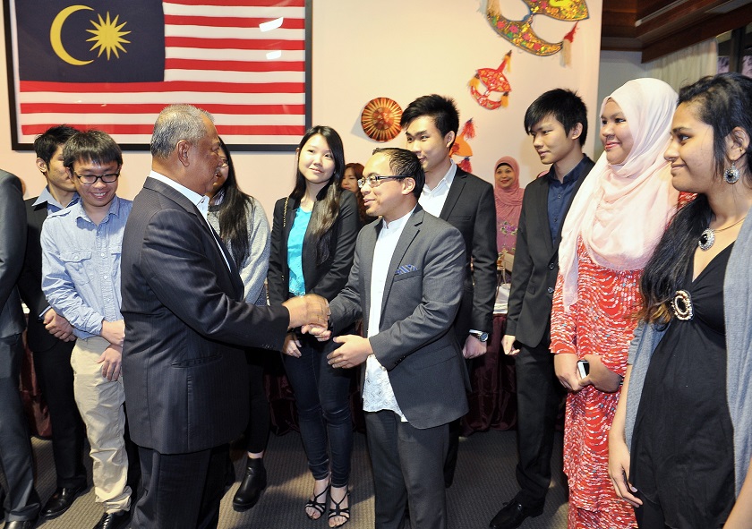 Deputy Prime Minister Tan Sri Muhyiddin Yassin met Malaysian students before dinner hosted in the hall of Malaysia High Commission in Canberra, November 11, 2014. u00e2u20acu201d Bernama pic