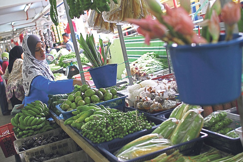 Traders say the vegetable price hike is caused by the low supply from the Cameron Highlands. u00e2u20acu201d Picture by Azneal Ishak