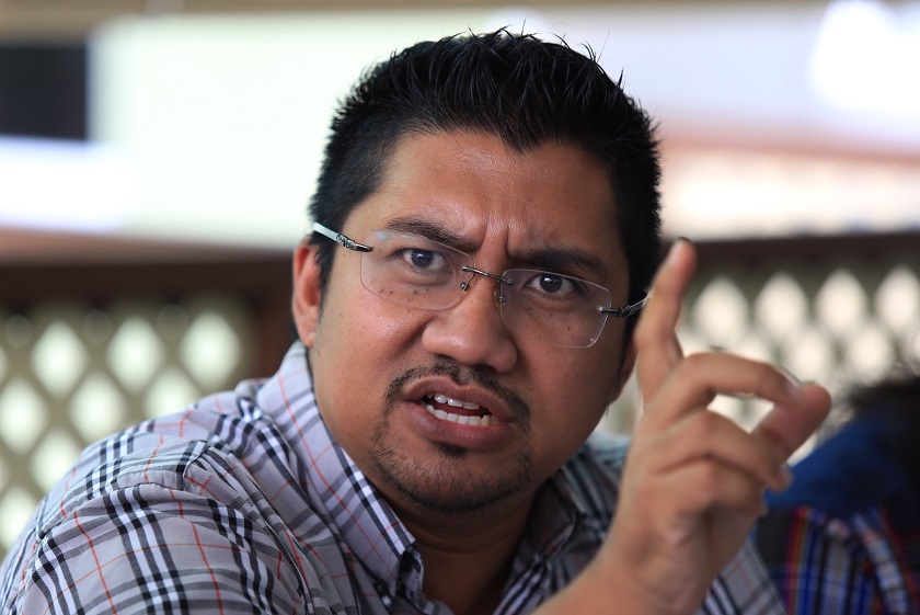 Former PKR supreme council member Badrul Hisham Shaharin speaks during a press conference at Amjal Restaurant, Kuala Lumpur, on November 19, 2014. u00e2u20acu201d Picture by Saw Siow Feng