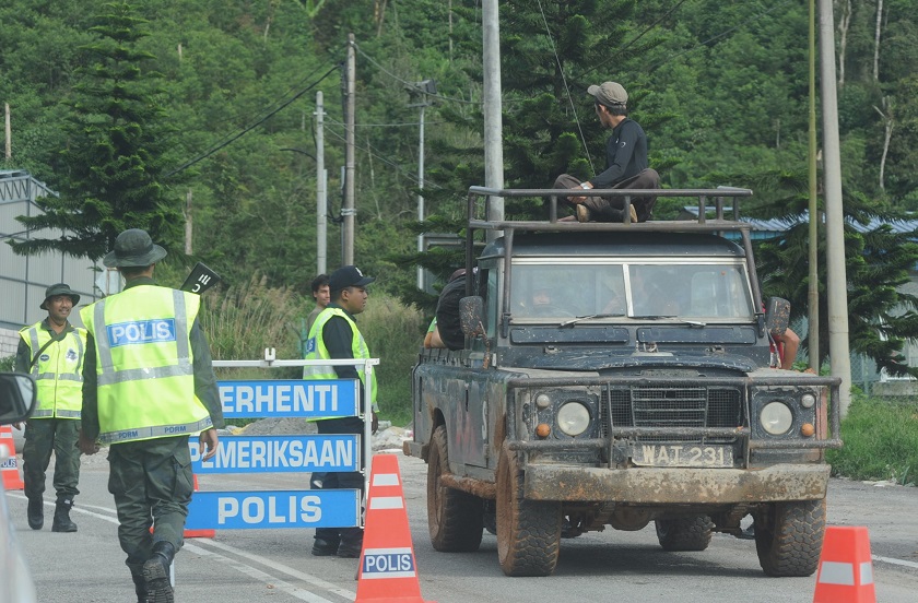 Police set up road-blocks on a major road leading to Cameron Highland, November 23, 2014. u00e2u20acu201d Bernama pic