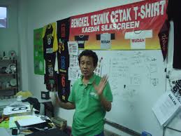Azmie sewaktu memberi kursus mencetak T-Shirt di bengkelnya. u00e2u20acu201d Pic by Meor Yusof Aziddin
