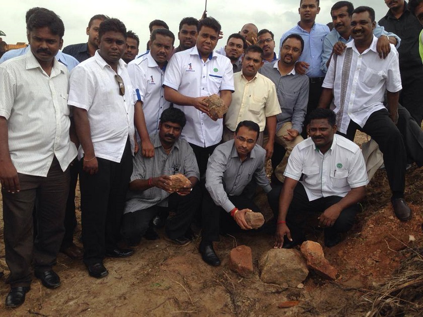 Foto ‘kejayaan’ Pemuda MIC dipaparkan di laman ‘1 Million Likes To Save Bujang Valley’. — Foto oleh Uthaya Sankar