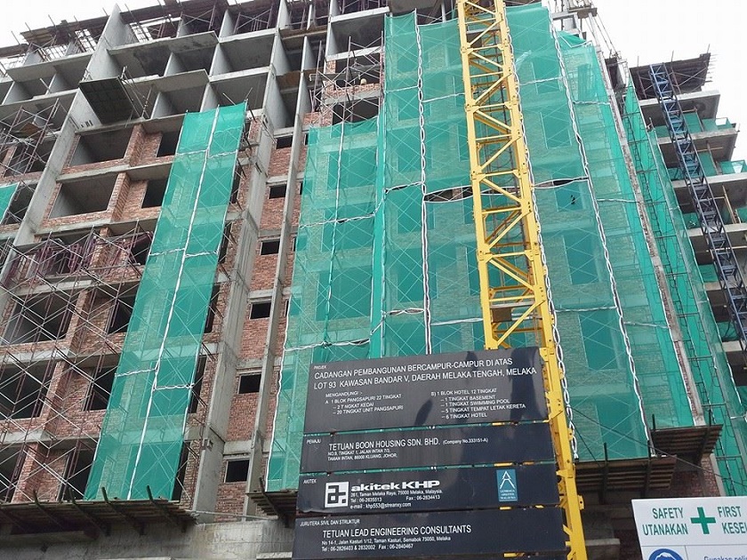 Tinjauan pada 16 November 2014 mendapati pembinaan di Lot 93 berjalan tanpa sekatan. — Foto oleh Uthaya Sankar