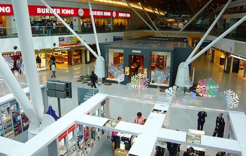 MAHB mengarahkan pekerja transgender di premis perniagaan KLIA tidak berpakaian wanita. u00e2u20acu201d gambar fail