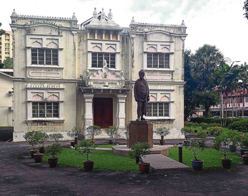 Bangunan ashram ini umpama u00e2u20acu02dclubuk emasu00e2u20acu2122 yang menarik perhatian semua. u00e2u20acu201d Foto oleh Haresh Deol