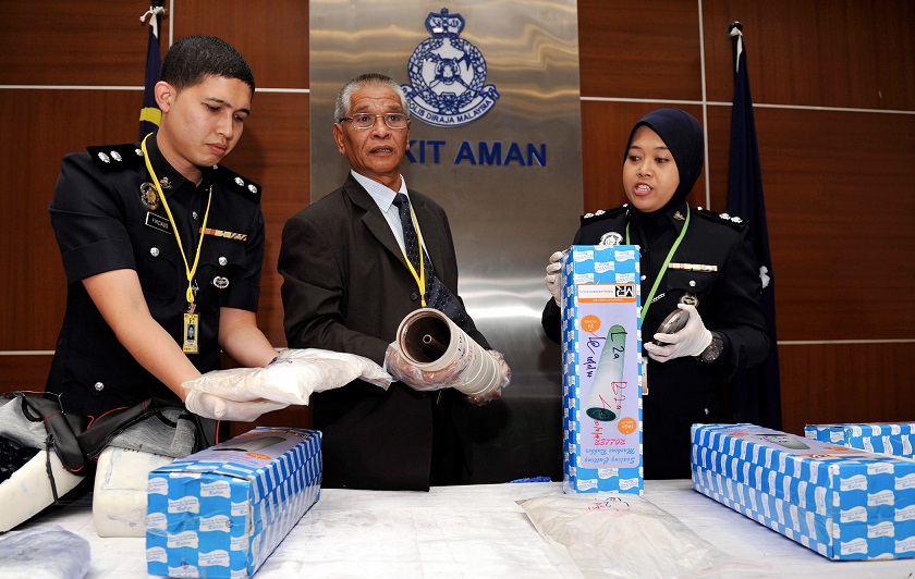 Narcotics Criminal Investigation Department director Datuk Seri Noor Rashid Ibrahim (centre) shows the rubber roller machines used to smuggle 2.5kg of syabu into the country by a group of Nigerians, November 11, 2014. u00e2u20acu201d Bernama pic