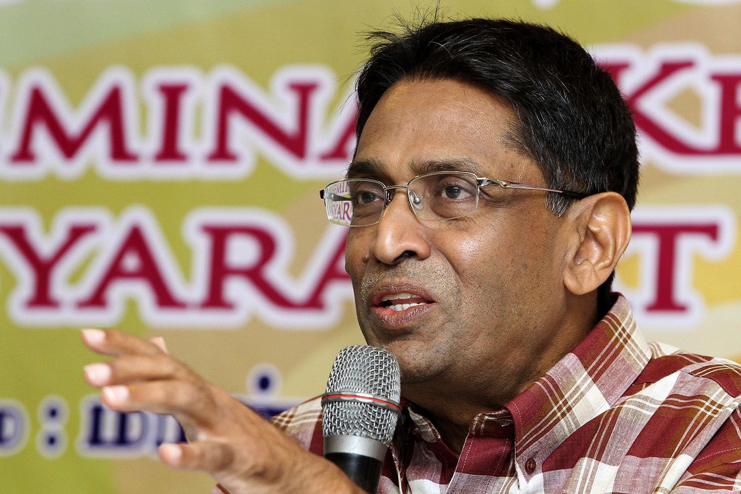 Health Minsiter, Datuk Seri Dr S. Subramaniam speaks during a dialogue session organised by the Indian government at Pearl International Hotel in Kuala Lumpur, November 9, 2014. u00e2u20acu201d Picture by Yusof Mat Isa