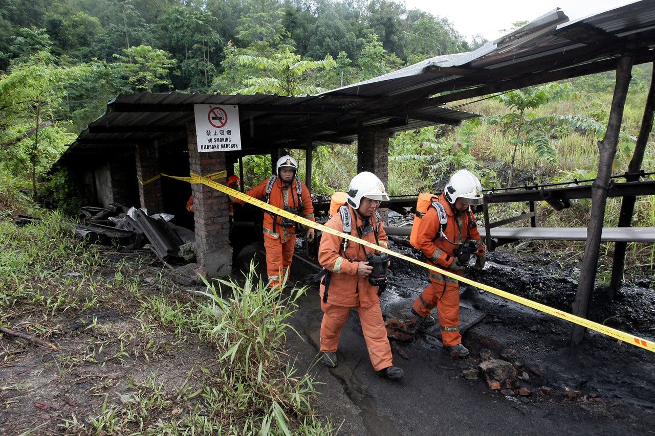Firemen from the Sarawak Fire & Rescue unit are seen at the entrance to the Selantik coal mine after the explosion in Pantu, near Sri Aman, Nov 22, 2014. u00e2u20acu201d Bernama pic