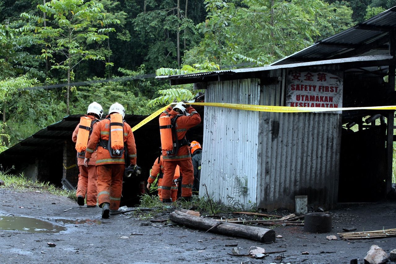 Firemen from the Sarawak Fire & Rescue unit are seen at the entrance to the Selantik coal mine after the explosion in Pantu, near Sri Aman, Nov 22, 2014. u00e2u20acu201d Bernama pic
