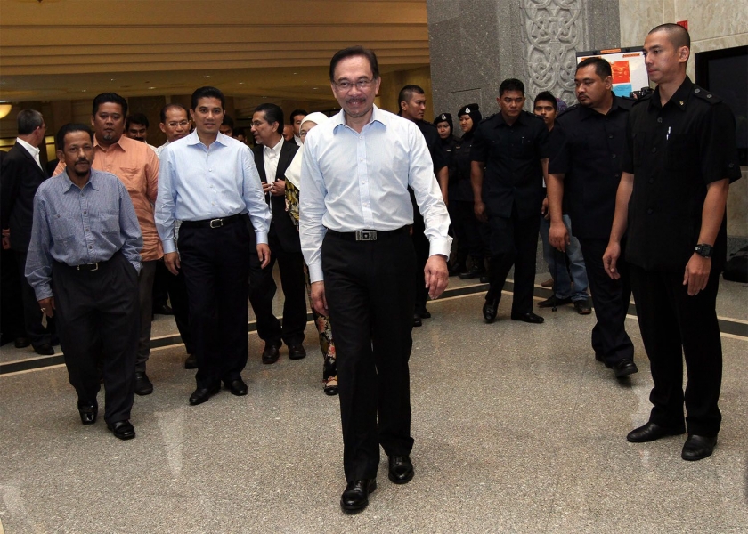 Malay Mailu00e2u20acu2122s reporting of Datuk Anwar Ibrahimu00e2u20acu2122s trial has been rated as the most balanced. File picture shows Anwar walking into the Federal Court in Putrajaya, November 4, 2014. u00e2u20acu2022 Picture by Yusof Mat Isa