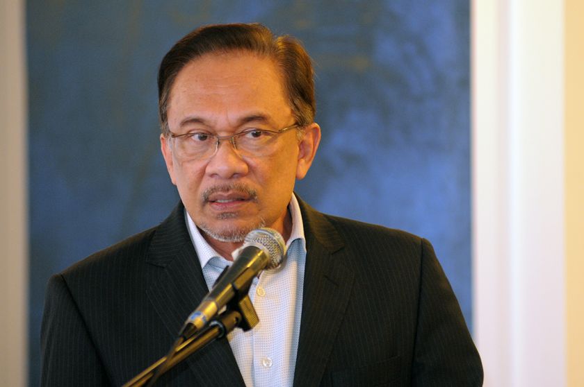 Opposition leader Datuk Seri Anwar Ibrahim says the wide gap between the rich and the poor amongst Malays is a bigger issue that the federal government should concentrate on. u00e2u20acu2022 Picture by K.E.Ooi