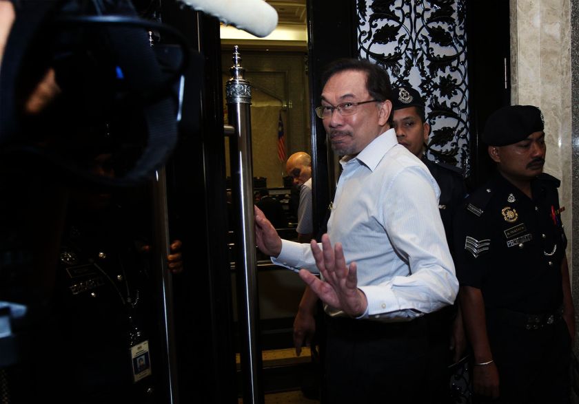Datuk Seri Anwar Ibrahim waves as he enters the Federal Court in Putrajaya, November 4, 2014. u00e2u20acu2022 Picture by Yusof Mat Isa
