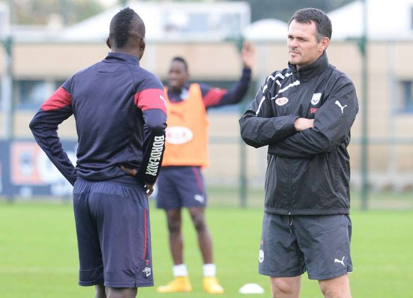 Bordeaux coach Willy Sagnol speaks with Malia Abdou Traore on November 4, 2014 in Le Haillan during a training of the Bordeaux team players. u00e2u20acu201d AFP pic