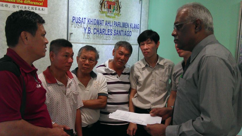 Dominic See (left) president of the action committee having a discussion with Klang MP Charles Santiago after the press conference, November 19, 2014. u00e2u20acu201d Picture by Yiswaree Palansamy