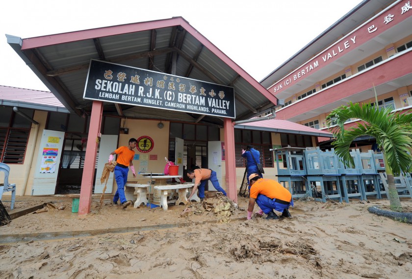 Civil Defence members help to clean up Sekolah Jenis Kebangsaan (C) Bertam Valley that has been encrusted with mud and debris caused mudslides that hit Cameron highlands on November 5, 2014. u00e2u20acu201d Bernama pic