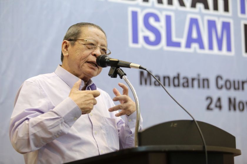 Lim Kit Siang speaks at a DAP forum titled u00e2u20acu02dcAdakah Melayu dan Islam diancam?u00e2u20acu2122 at the Mandarin Court Hotel Kuala Lumpur, November 24, 2014. u00e2u20acu201d Picture by Choo Choy May