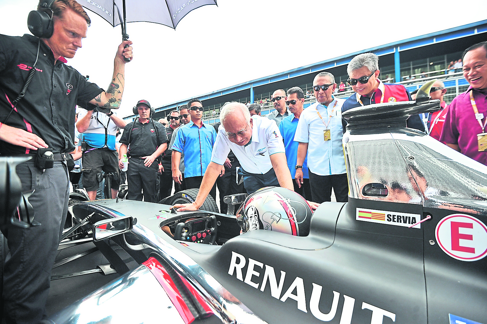 Najib chats with Dragon Racing driver Oriol Servia before the start of the Putrajaya ePrix yesterday. With him are Home Minister Datuk Seri Dr Ahmad Zahid Hamidi (far right) and Redberry Group chairman Tan Sri Ir (Dr) Mohamed Al Amin Abdul Majid (centre).