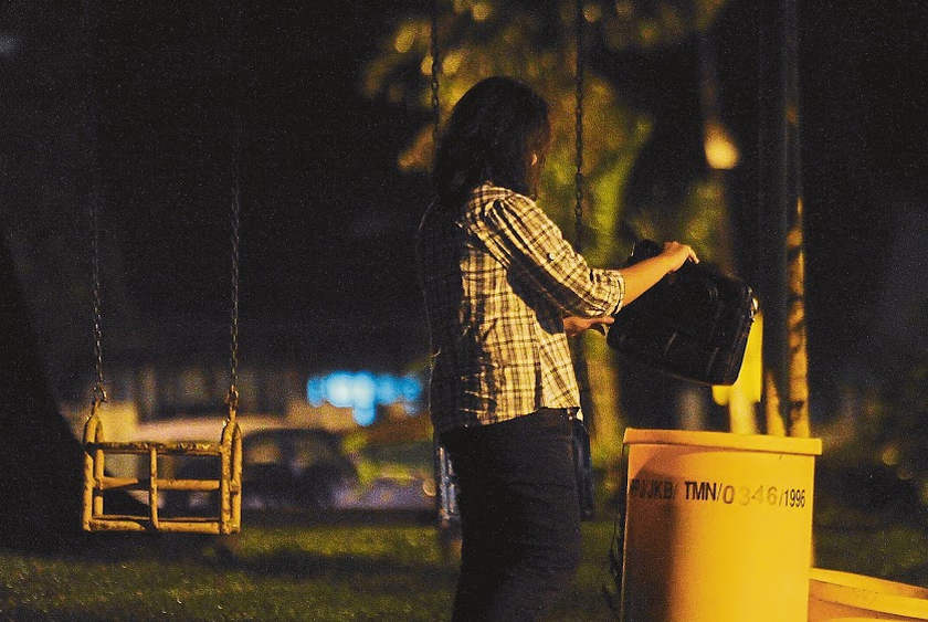  In a re-enactment, a u00e2u20acu02dcvictimu00e2u20acu2122 drops a bag of money into a dustbin as instructed by the fraudster.