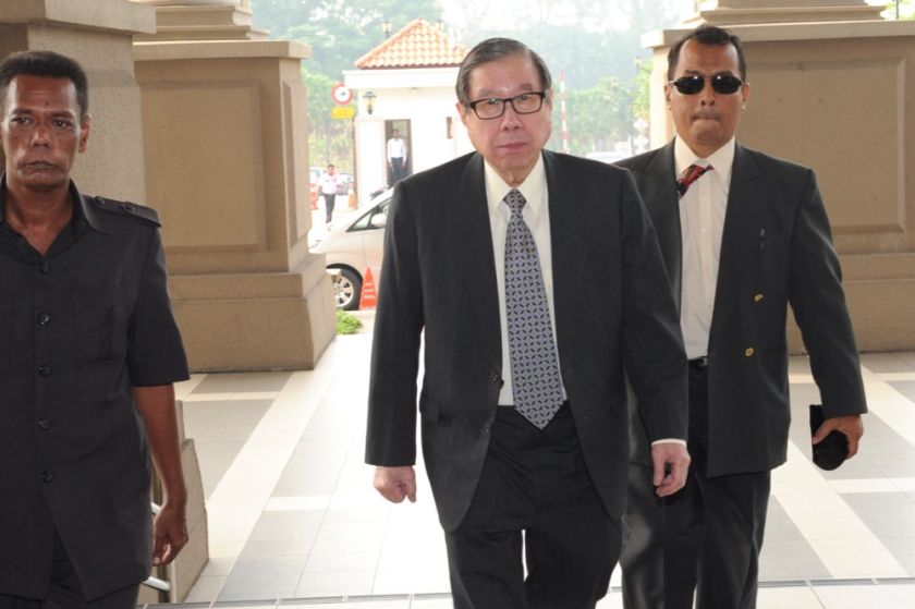 Tycoon Tan Sri Khoo Kay Peng walks into the KL court for the hearing of his divorce case, November 4, 2014. u00e2u20acu2022 Picture by Choo Choy May