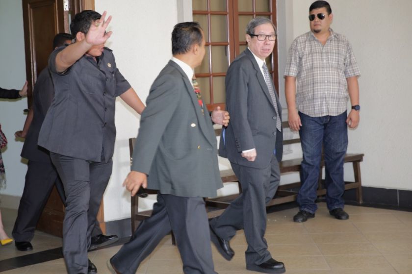Tan Sri Khoo Kay Peng walks out of the courtroom during recess, November 4, 2014. u00e2u20acu2022 Picture by Choo Choy May