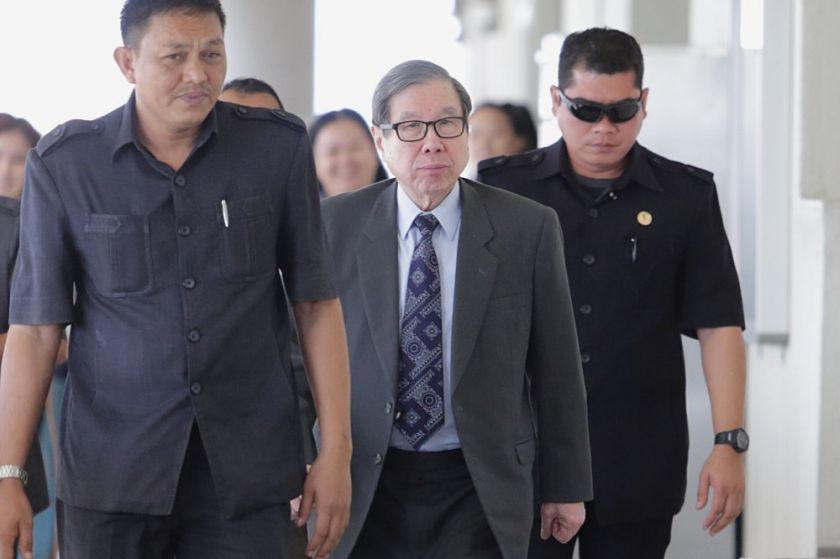 Tycoon Tan Sri Khoo Kay Peng (centre) is seen walking out of the Kuala Lumpur High Court, November 28, 2014. u00e2u20acu2022 Picture by Choo Choy May 