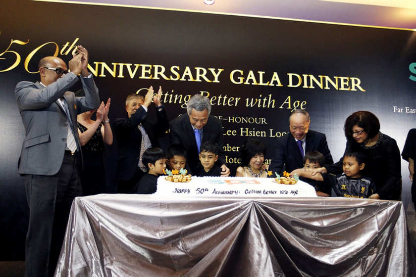 Singapore Prime Minister Lee Hsien Loong cutting a cake with SPD board members at The Fullerton Hotel, Singapore November 27, 2014. u00e2u20acu201d TODAY pic