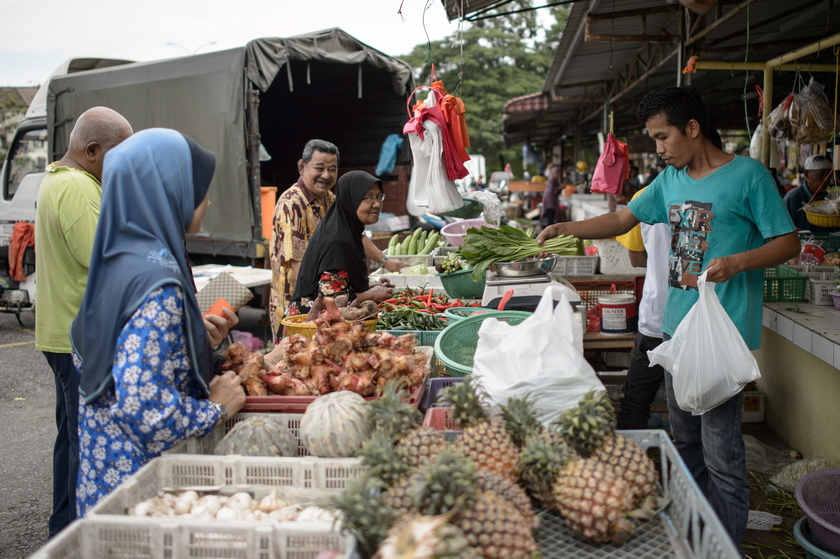 People buy groceries at a market in Ampang, Kuala Lumpur on November 14, 2014. Malaysia's economy grew by 5.6 per cent in the third quarter of 2014. u00e2u20acu201d AFP pic