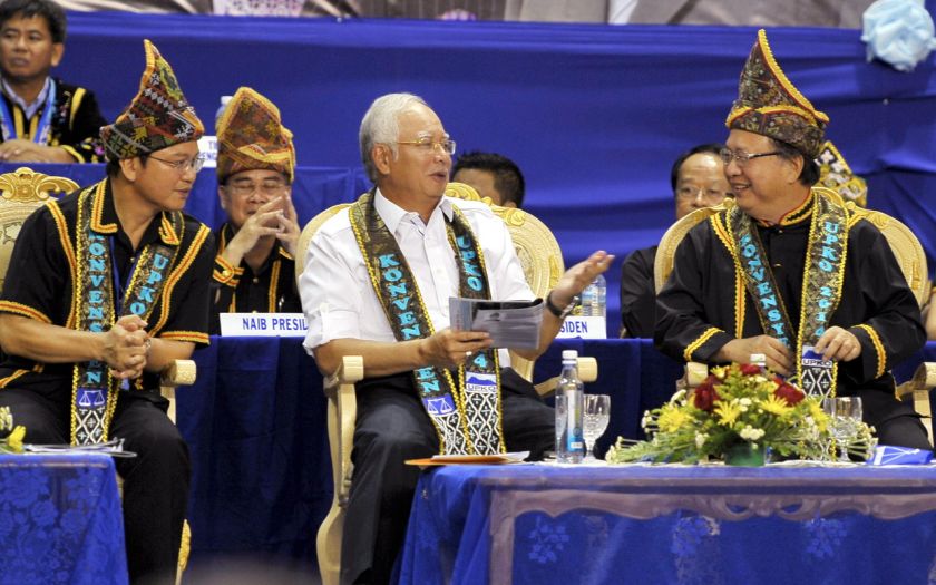 Datuk Seri Najib Razak has a discussion with Upko Deputy President Datuk Wilfred Madius Tangau (left) dan Upko President Tan Sri Bernard Dompok (right) at the Upko convention in Kota Kinabalu November 15, 2014. — Bernama pic