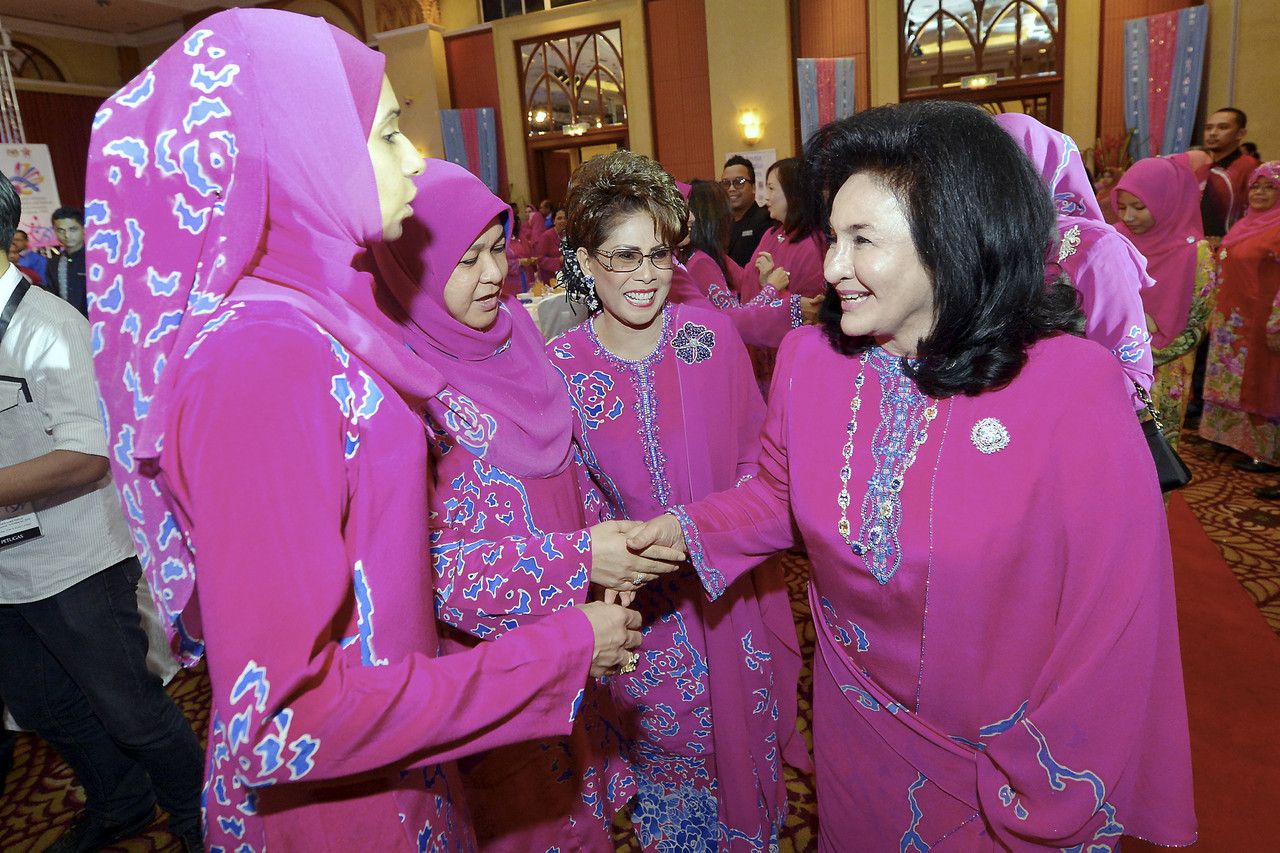 Datin Sri Rosmah Mansor (right) greets Bakti members at the societyu00e2u20acu2122s annual dinner is Kuala Lumpur, November 11, 2014 u00e2u20acu201d Bernama pic