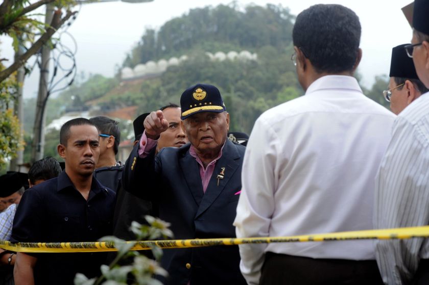 Sultan Ahmad Shah during a visit to the flood site in Lembah Bertam, Cameron Highlands, November 19, 2014. u00e2u20acu201d Bernama pic