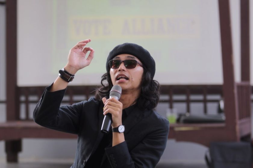Fahmi Reza speaks at Universiti Malayau00e2u20acu2122s Gazebo area, November 7, 2014. u00e2u20acu2022 Picture by Choo Choy May