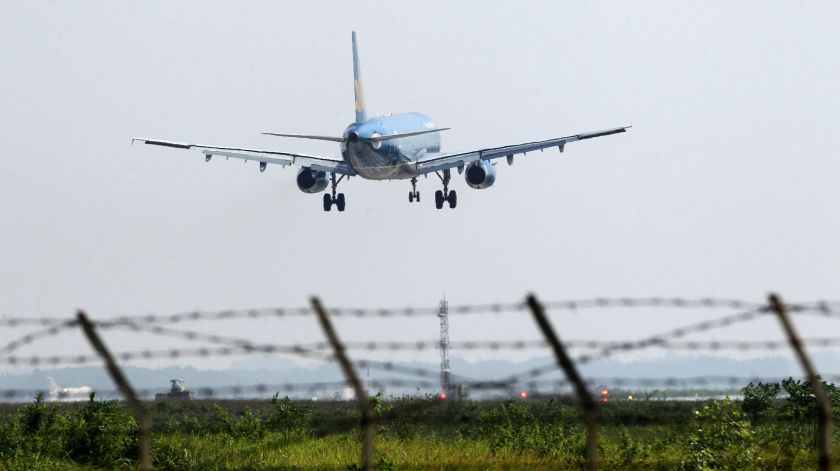 A Vietnam Airlines aircraft prepares to land at Noi Bai airport in Hanoi November 14, 2014. -- Reuters