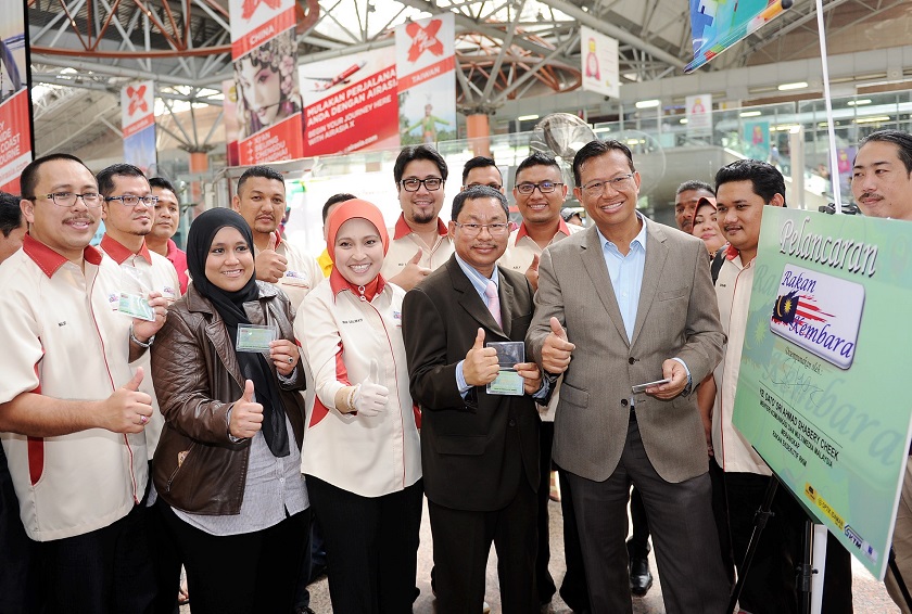 Minister of Communications and Multimedia Datuk Seri Ahmad Shabery (third from right) at the launch ceremony of u00e2u20acu02dcKelab Kembara Malaysiau00e2u20acu2122 at KL Sentral, Kuala Lumpur, on December 5, 2014. u00e2u20acu201d Bernama